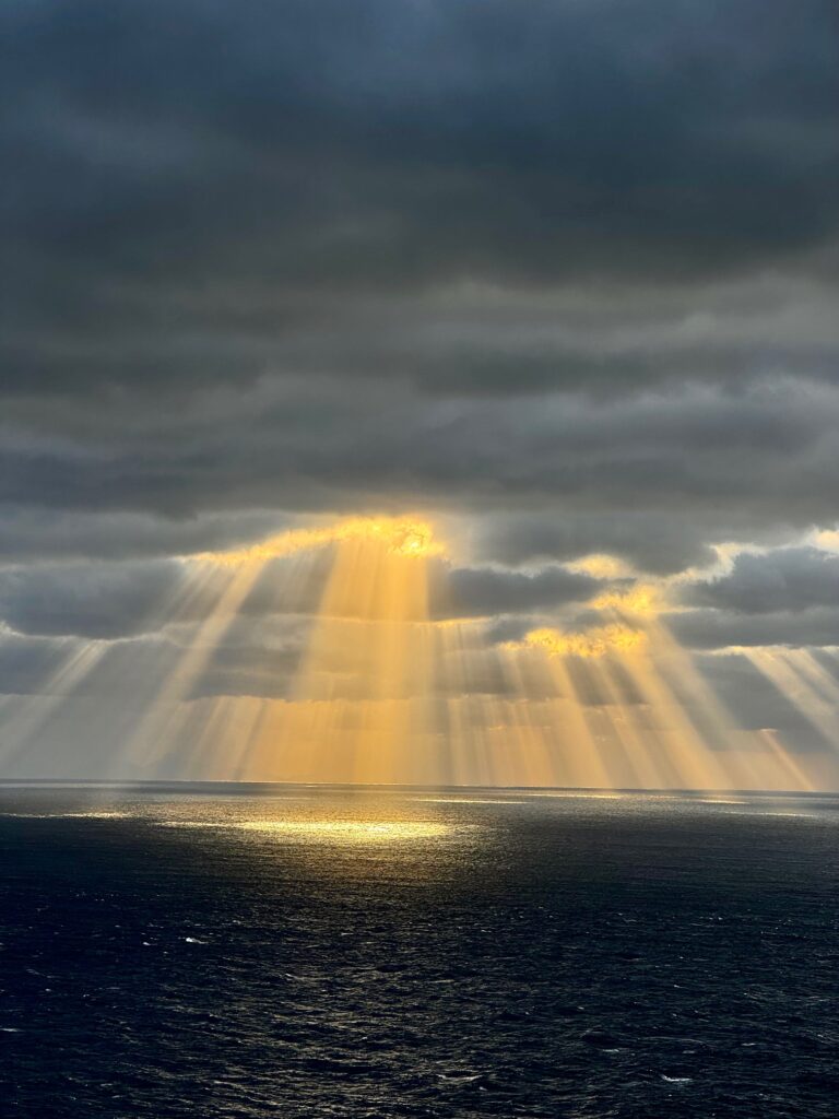 夕焼けで、黄金いるに染まる天使の階段が美しかった